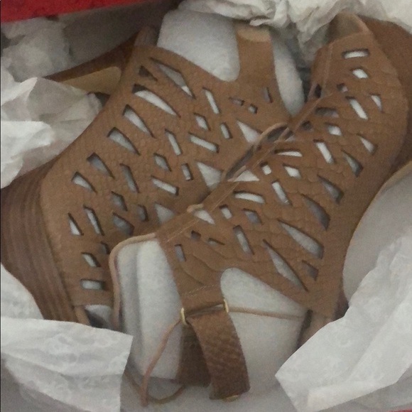 Guess - Picture 2 of 6